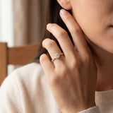 Anillo "Nilo L" oro amarillo 14K, diamante lg bluish 0.48ct