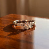 Anillo "Río L" oro blanco 14K, diamante lg 0.41ct H&A IGI